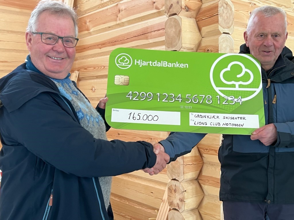 Arena Grønkjær overrakt sjekk på kr 165.000 